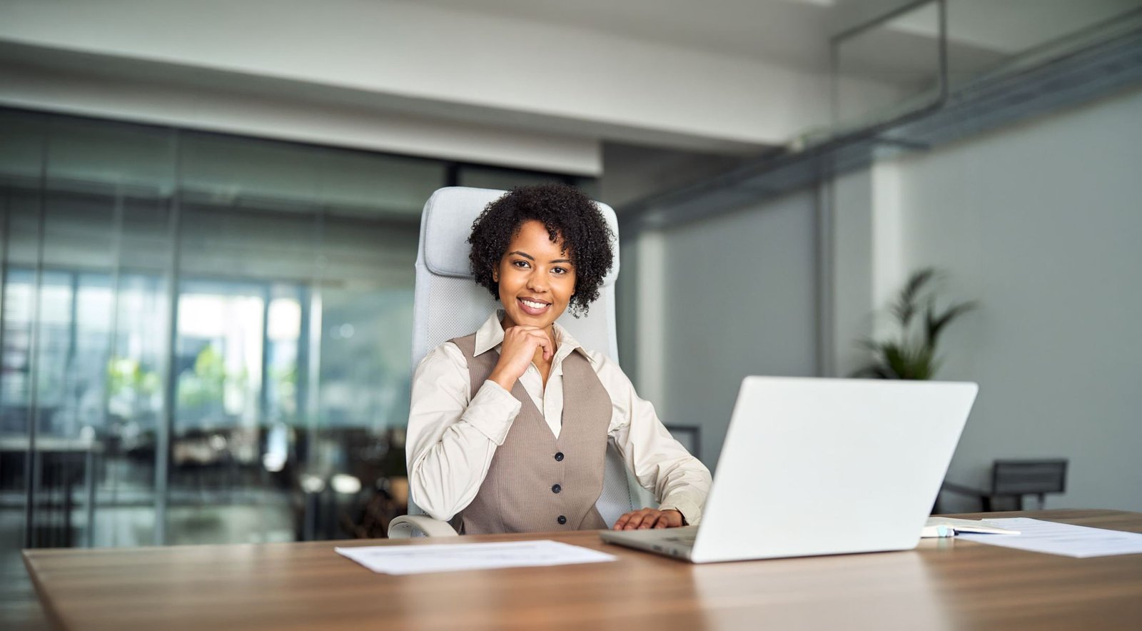 Une cliente d'Itaza sourit à son bureau